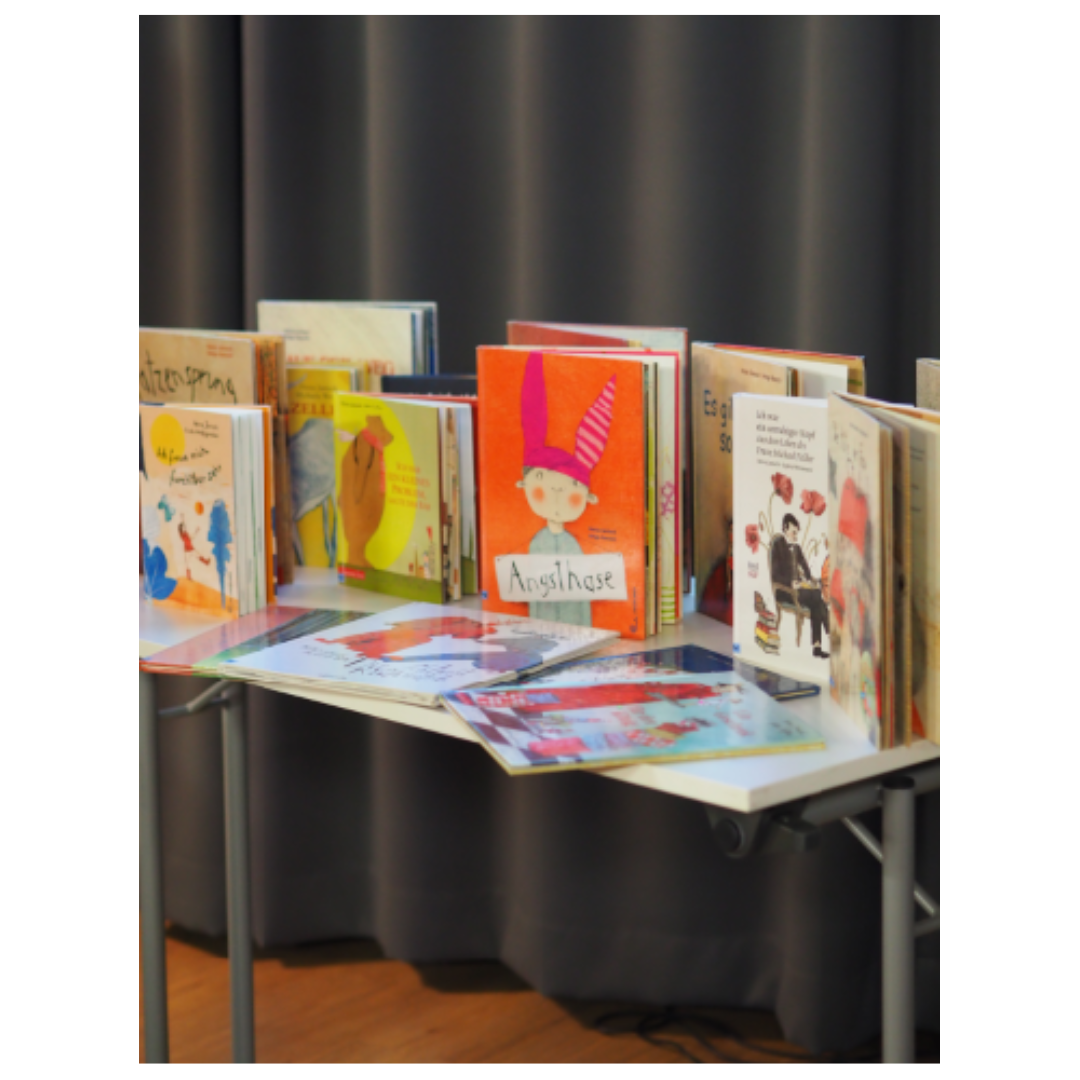 Büchertisch Heinz Janisch.png