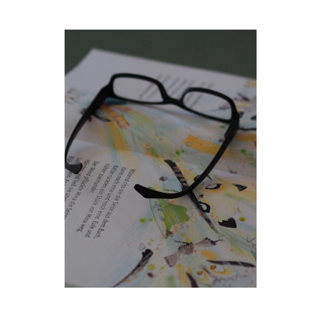 Brille und Buch.jpg